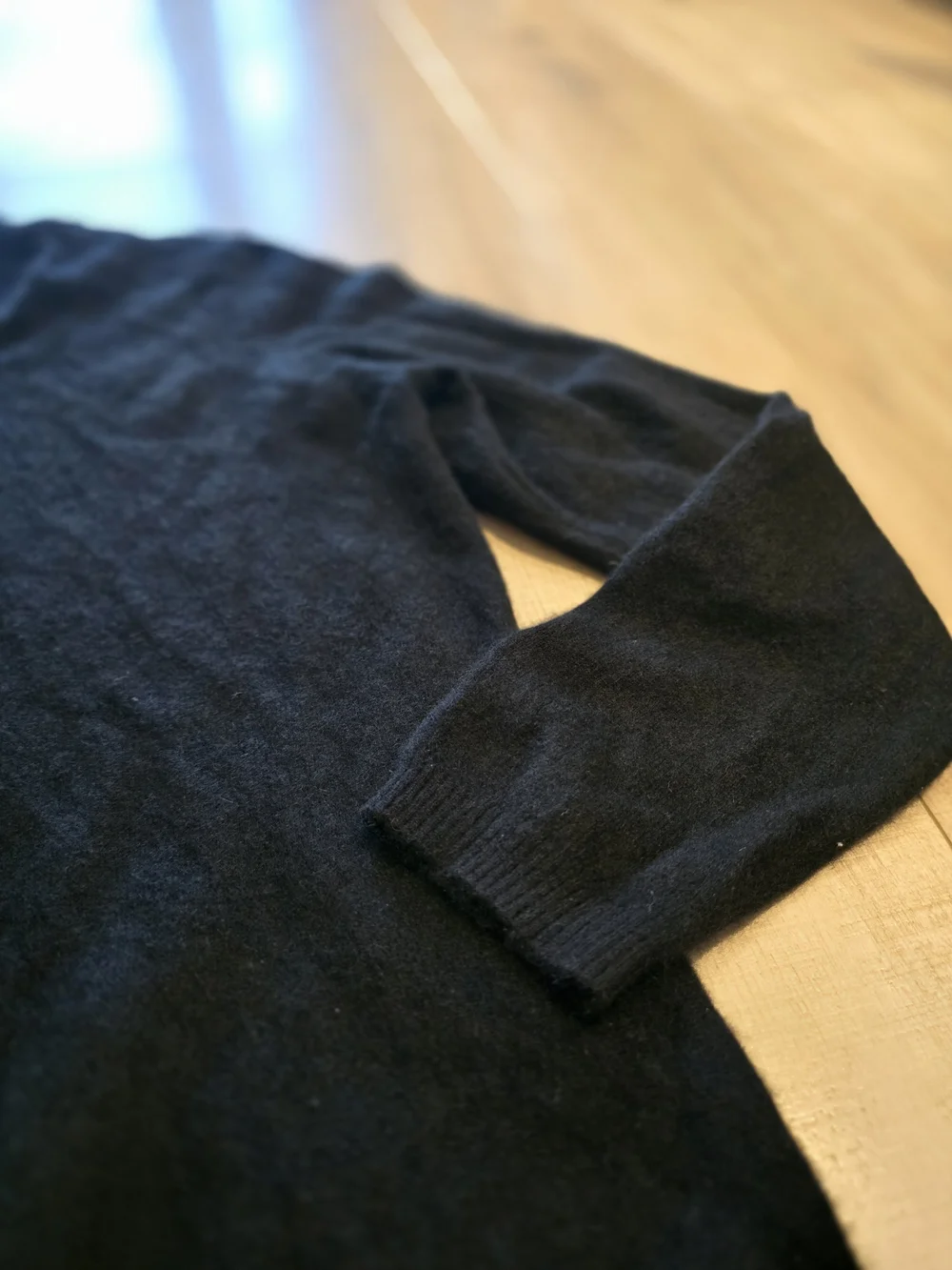 Investments Black V-Neck Ribbed Collar Sweater 100% Cashmere